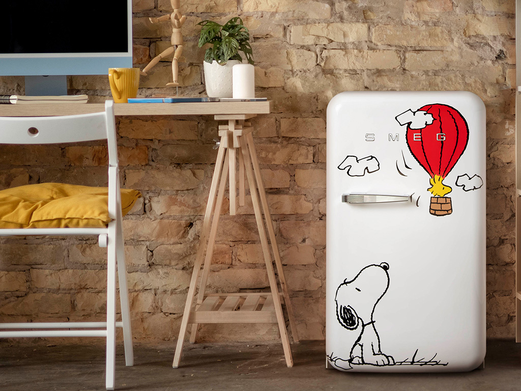 Smeg bringt Retro-Kühlschrank im Snoopy-Outfit