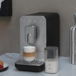 Latte Macchiato mit dem Kaffeevollautomat BCC13 von Smeg