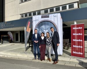 electroplus und Mile starten gemeinsame Kampagneelectroplus küchenplus und Miele starten gemeinsame Qualitätsoffensive im Fach-handel (v. l. n. r.): Franz Schreckenberg (Team Lead Category Management Electro, EK Retail), Alice Jank (Category Managerin Major Domestic Appliances, EK Retail), Meike Ullrich (Senior Concept Manager electroplus, EK Retail) und Da-niel Ellies (Key Account Manager, Miele Vertriebsgesellschaft Deutschland KG).