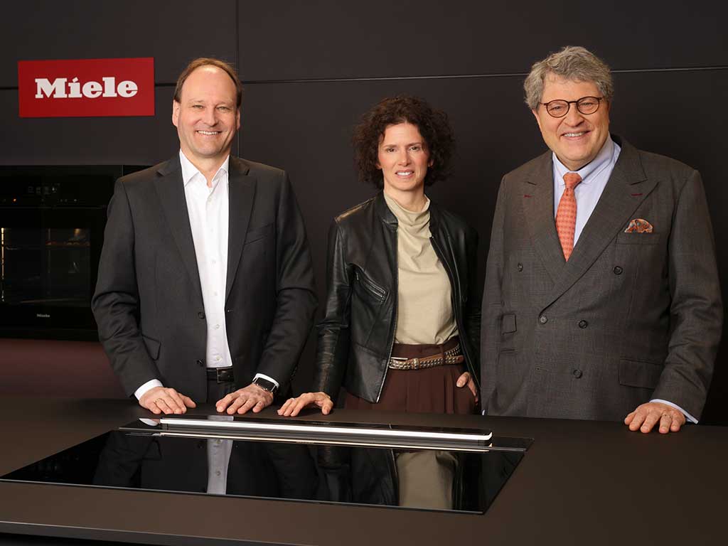 Miele Geschäftsführung, Dr. Markus Miele, Rebecca Steinhage und Dr. Reinhard Zinkann (v. l.)