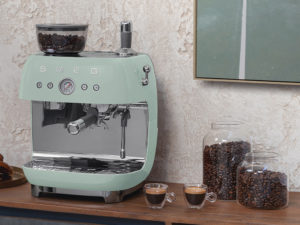 Siebträger-Espressomaschine mit integrierter Kaffeemühle von Smeg
