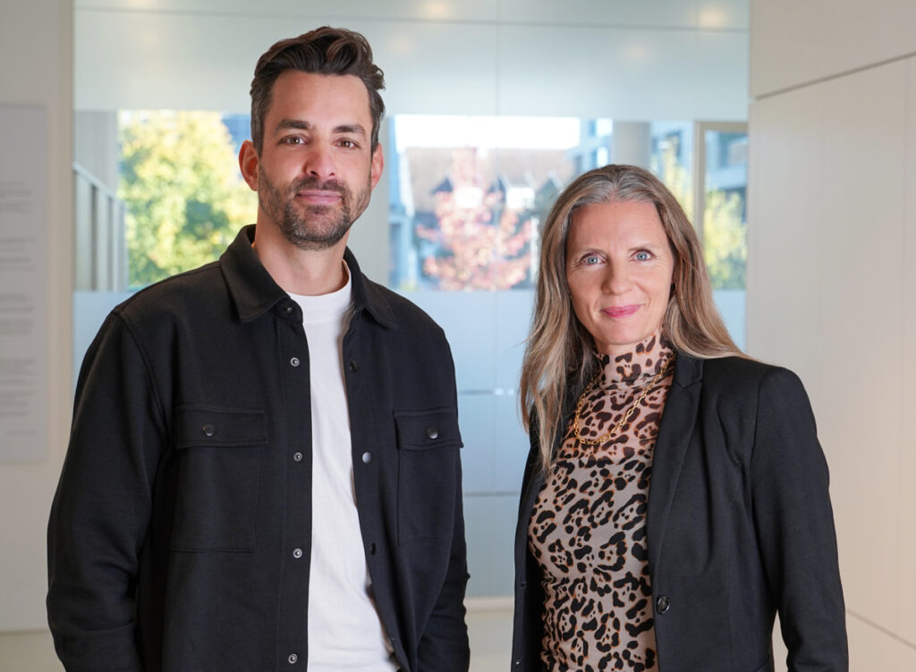 Kerstin Glanzer, Director Corporate & Brand Marketing bei Beurer, begrüßt Benjamin Grüner als Leiter der neu gegründeten Abteilung Product & Consumer Marketing.