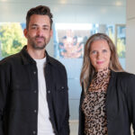 Kerstin Glanzer, Director Corporate & Brand Marketing bei Beurer, begrüßt Benjamin Grüner als Leiter der neu gegründeten Abteilung Product & Consumer Marketing.